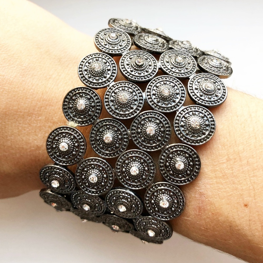 Gray metal shield disc & diamond stretch bracelet